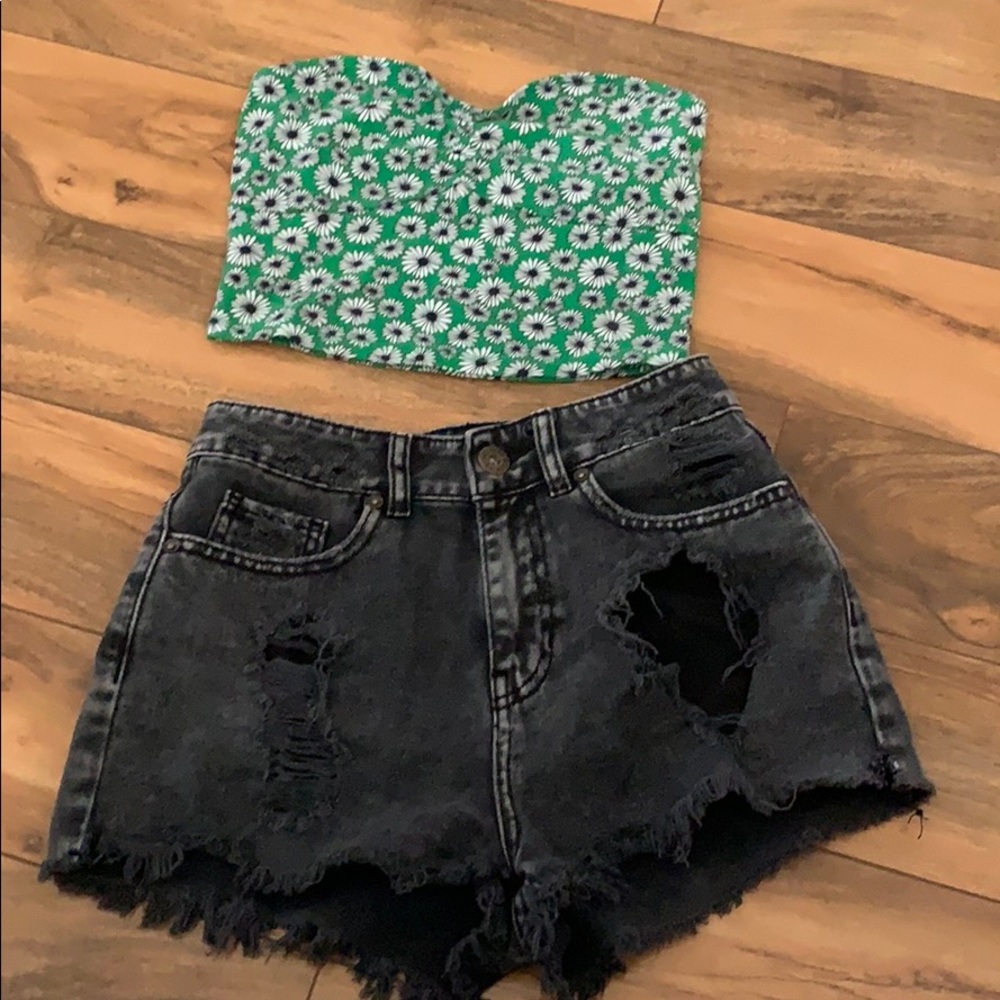 (🌵 3 for $12) Black and white daisy halter top